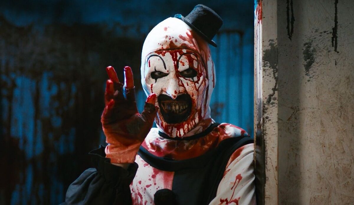 Клоун Арт создает новогоднее настроение на постере «Ужасающего 3»