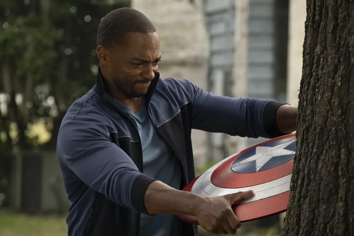 Сэм Уилсон держит окровавленный щит Капитана Америки на фан-постере «Сокола и Зимнего Солдата»